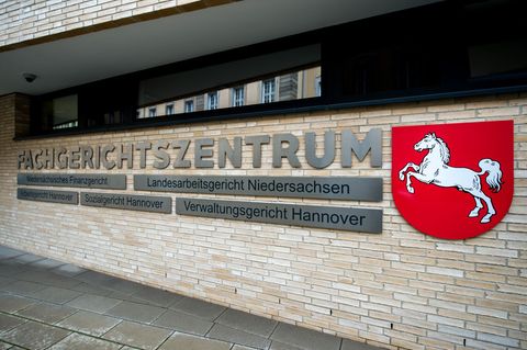 Vorm Landesarbeitsgericht streiten die beiden VW-Manager jetzt um Schadensersatz und Schmerzensgeld von VW. Entscheiden will das