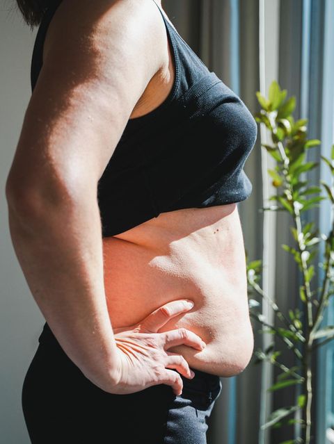 Menopause und Ernährung: Bauch im Seitenprofil