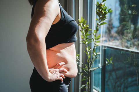 Menopause und Ernährung: Bauch im Seitenprofil