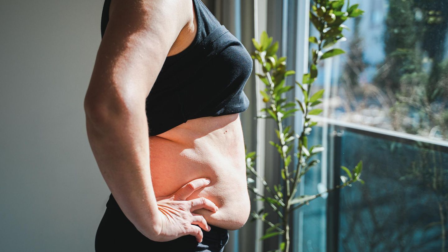 Menopause und Ernährung: Bauch im Seitenprofil