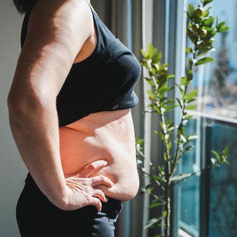 Menopause und Ernährung: Bauch im Seitenprofil