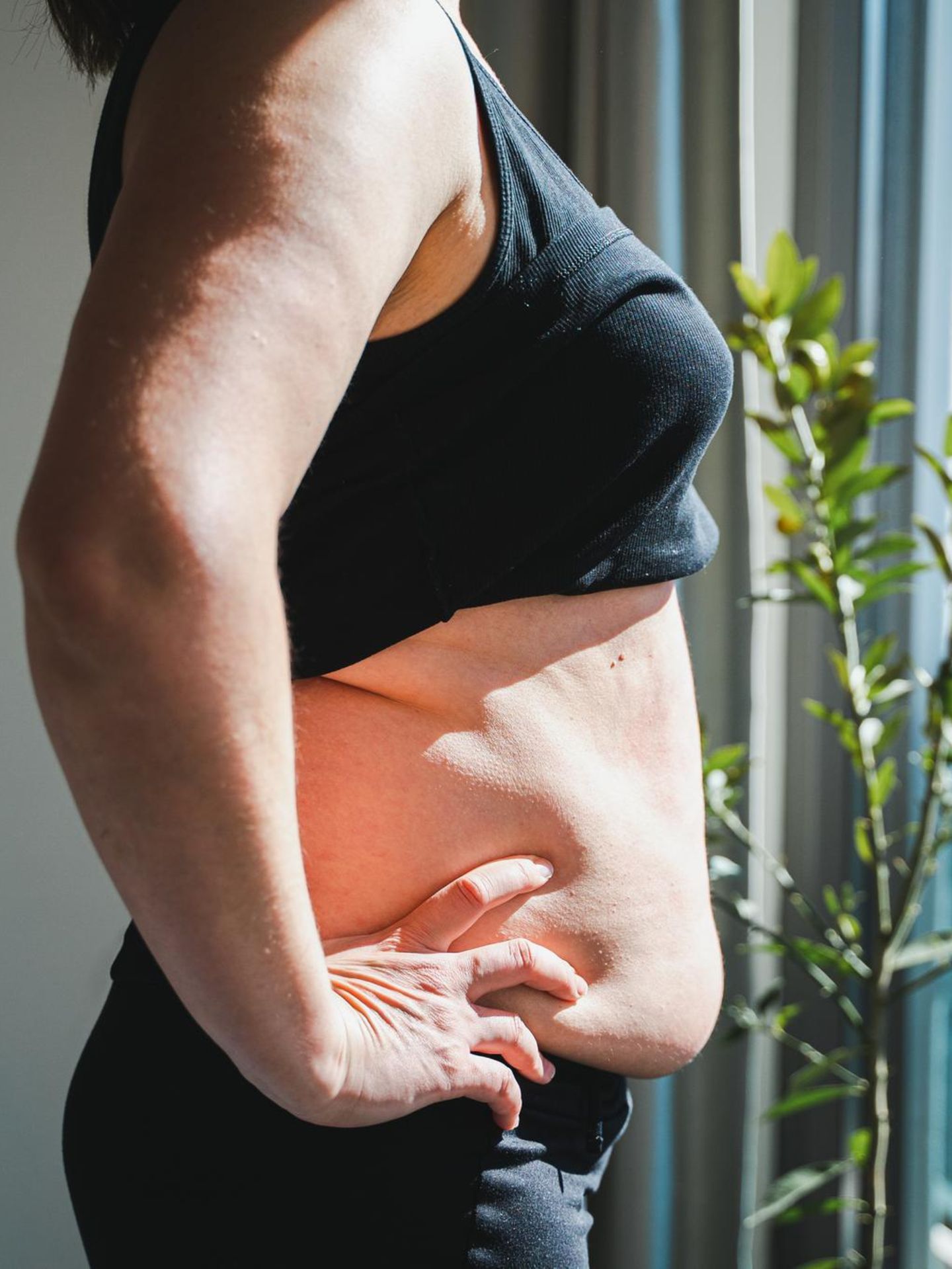 Menopause und Ernährung: Bauch im Seitenprofil