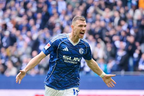 Edin Dzeko soll schon bald wieder für Schalke jubeln. (Archivbild) Foto: Bernd Thissen/dpa