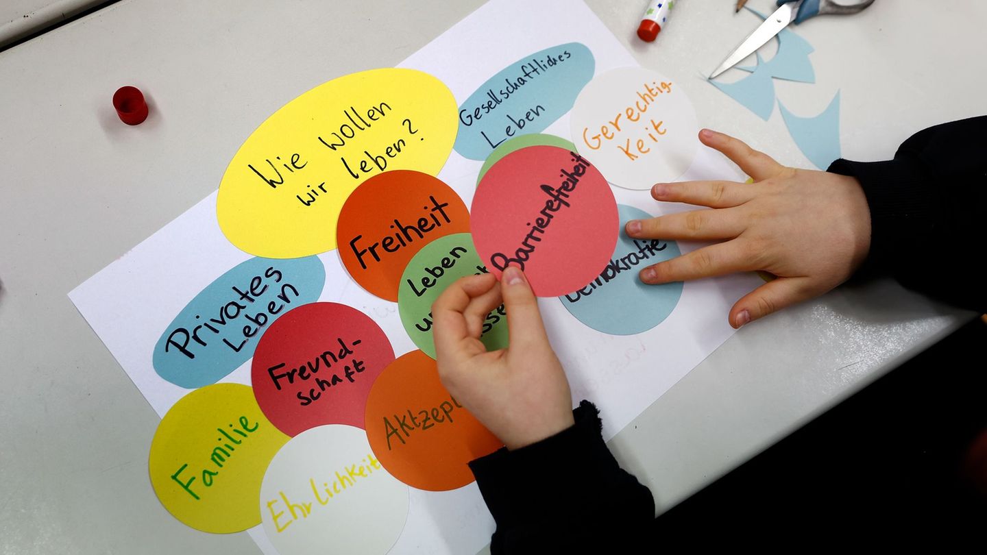 Viele Demokratieprojekte bundesweit sind von Kürzungen bedroht. (Symbolbild) Foto: Carsten Koall/dpa