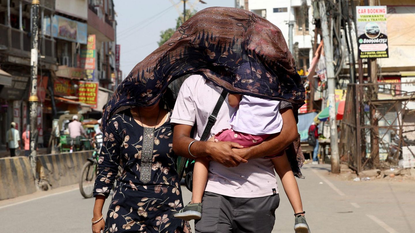 Varanasi, Indien. Heißes Wetter ist die Bevölkerung Indiens gewohnt. Doch momentan wird das Land einmal mehr von einer brutalen Hitzewelle heimgesucht. In den kommenden Tagen steigen die Temperaturen auf deutlich über 40 Grad Celsius. Diese Familie versucht sich mit einem Tuch vor der brennenden Sonne zu schützen. Mittlerweile wird die Hitze sogar zu einem Politikum. Schutzkonzepte müssen her. Laut Regierung starben in Indien allein zwischen 2012 und 2021 mindestens 11.000 Menschen an einem Hitzschlag.
