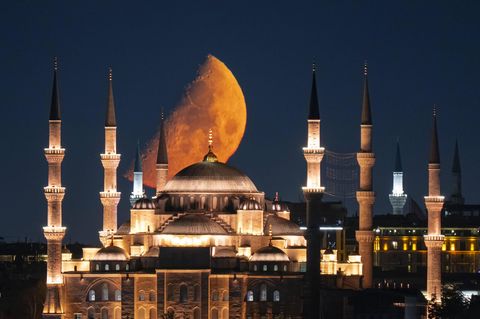 Istanbul, Türkei. „Der Mond ist aufgegangen. Die goldnen Sternlein prangen am Himmel hell und klar“, schrieb Matthias Claudius schon 1779 in seinem „Abendlied“. Selten hat die Beschreibung so gut gepasst wie auf dieses nächtliche Bild der Blauen Moschee.