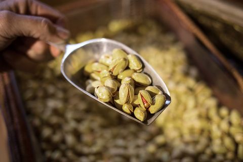 Aus Pistazien wird eine beliebte Creme gemacht. (Symbolbild) Foto: Christian Charisius/dpa/dpa-tmn