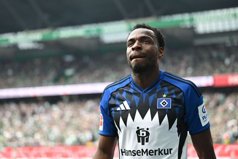 Philip Otele vom Hamburger SV nach seiner Roten Karte im Nordderby bei Werder Bremen. Foto: Carmen Jaspersen/dpa