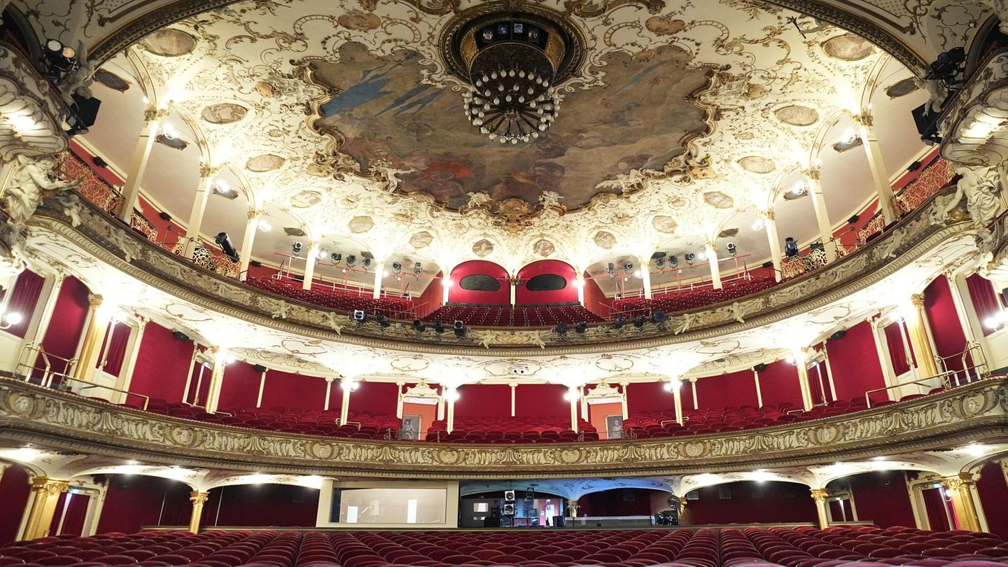 Das Deutsche Schauspielhaus hat die Pläne für die Saison 2026/27 vorgestellt. (Archivbild) Foto: Marcus Brandt/dpa