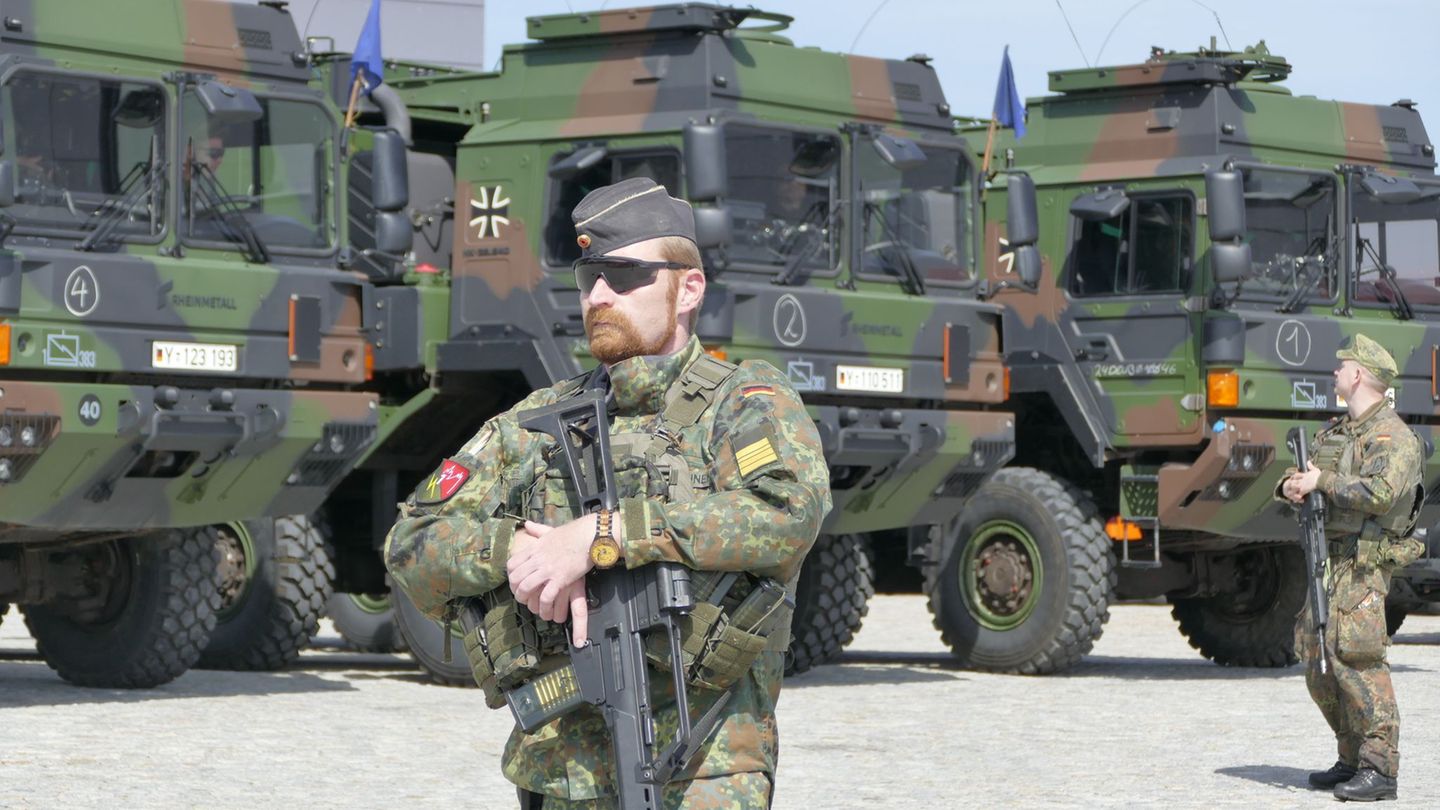 Bundeswehr und zivile Stellen üben gemeinsam die Versorgung von Marschkolonnen. Foto: Gregor Mühlhaus/dpa-Zentralbild/dpa