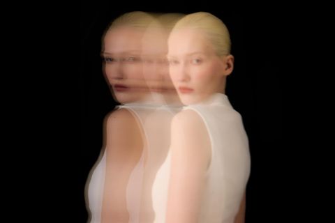 Ein Modell fotografiert mit einem Blendeneffekt
