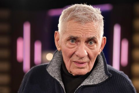 Heinz Hoenig blickt bei einer TV-Aufzeichnung in die Kamera