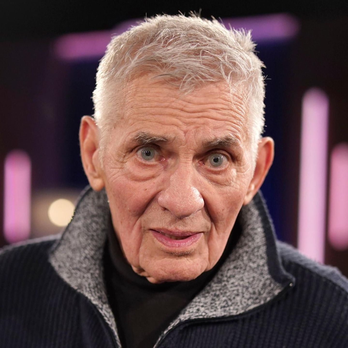 Heinz Hoenig blickt bei einer TV-Aufzeichnung in die Kamera