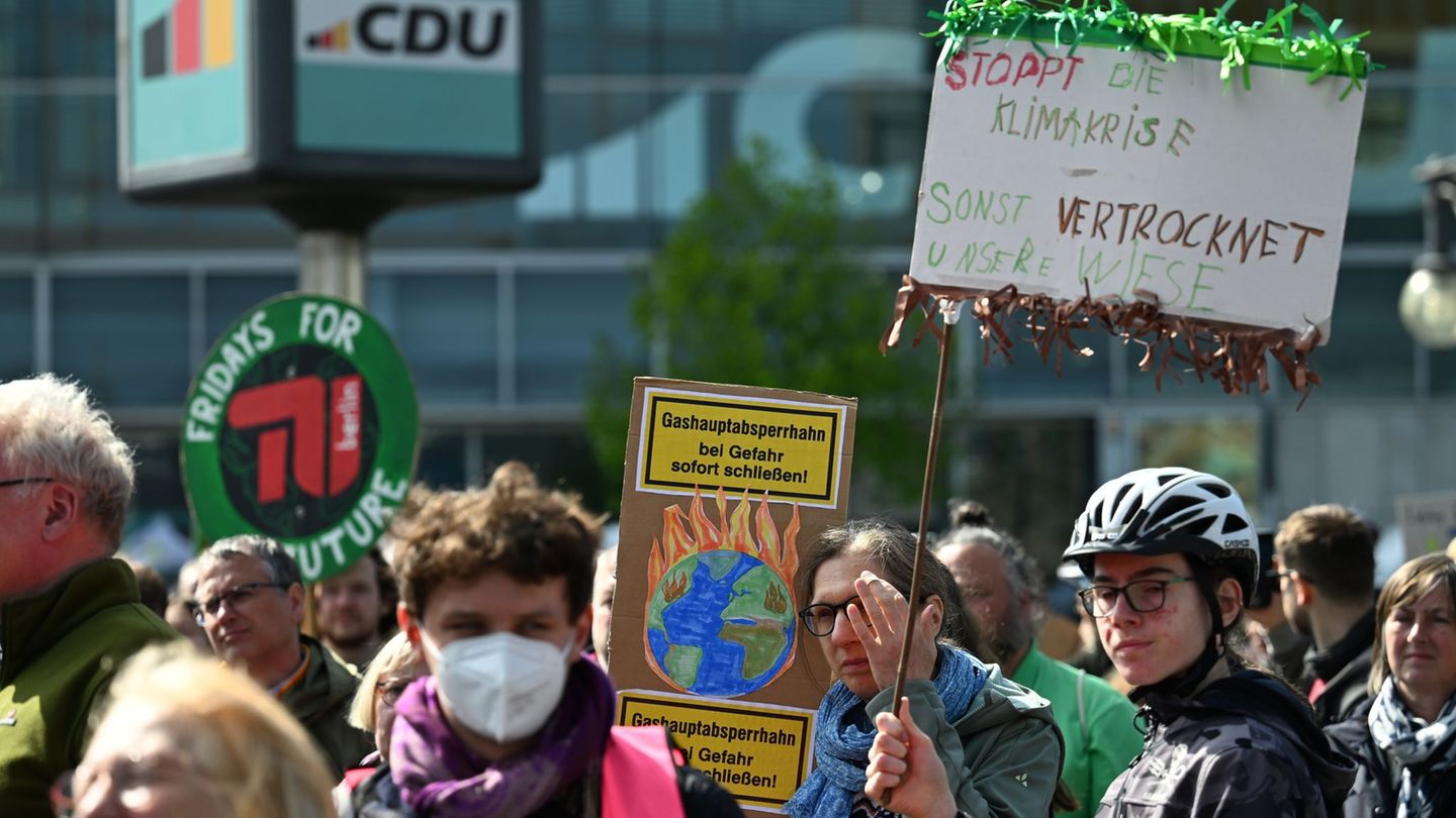 Demonstranten stehen im Rahmen der Aktion "Fridays for Future" gegenüber der CDU-Parteizentrale. Foto: Soeren Stache/dpa