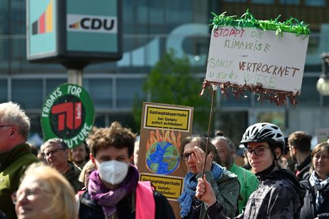 Demonstranten stehen im Rahmen der Aktion "Fridays for Future" gegenüber der CDU-Parteizentrale. Foto: Soeren Stache/dpa