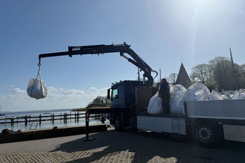 Die Sandsäcke sollen im Wasser versenkt werden und eine Barriere zwischen dem Wal und der Flachwasserzone bilden, wie Fred Babbe