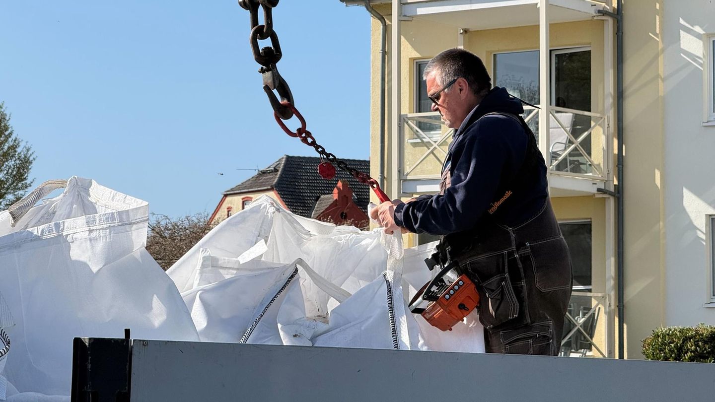 Wal-Newsblog: Sandsäcke sollen Wal den Weg in flacheres Wasser versperren