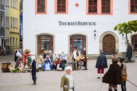 Laien stellten das bekannte Gemälde "Der Marktplatz zu Pirna" von Bernardo Bellotto nach. Foto: Robert Michael/dpa