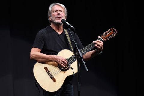 So kennen die Fans Reinhard Mey seit Jahrzehnten: Mit Gitarre auf der Bühne. (Archivbild) Foto: Swen Pförtner/dpa