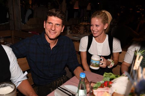 Mario Gomez und seine Frau Carina (r) sind inzwischen getrennt. (Archivbild) Foto: picture alliance / Felix Hörhager/dpa