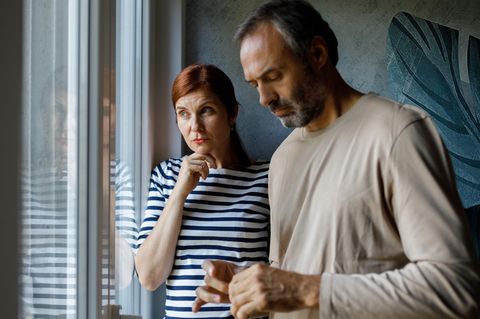 Ein Paar schaut ernst drein