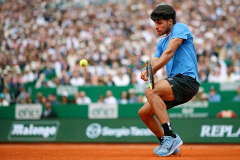 Galt neben Jannik Sinner als Topfavorit auf den Titel in Paris: Carlos Alcaraz. (Archivbild) Foto: Valery Hache/AFP/dpa