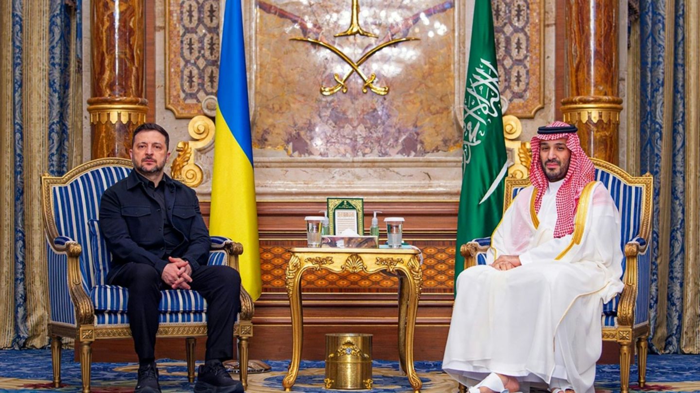 Wolodymyr Selenskyj (l.) und Kronprinz Mohammed bin Salman
