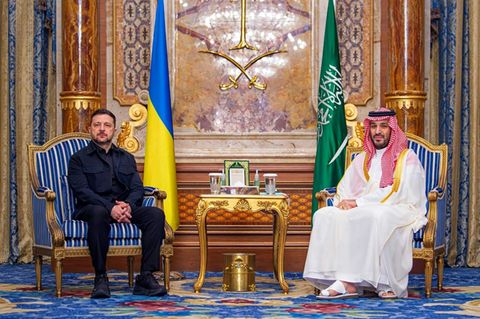 Wolodymyr Selenskyj (l.) und Kronprinz Mohammed bin Salman