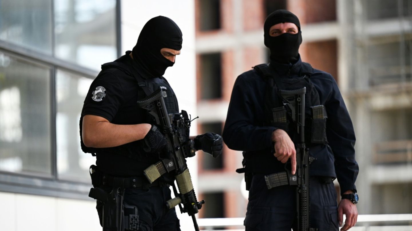 Polizisten vor dem Gerichtsgebäude