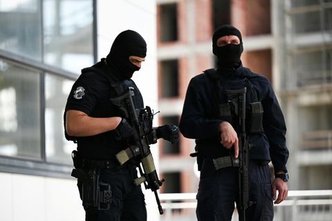 Polizisten vor dem Gerichtsgebäude