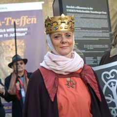Eine Uta-Darstellerin steht vor dem Einzug in den Naumburger Dom - beim 10. Uta-Treffen kamen 240 Teilnehmer zusammen. Foto: Hei