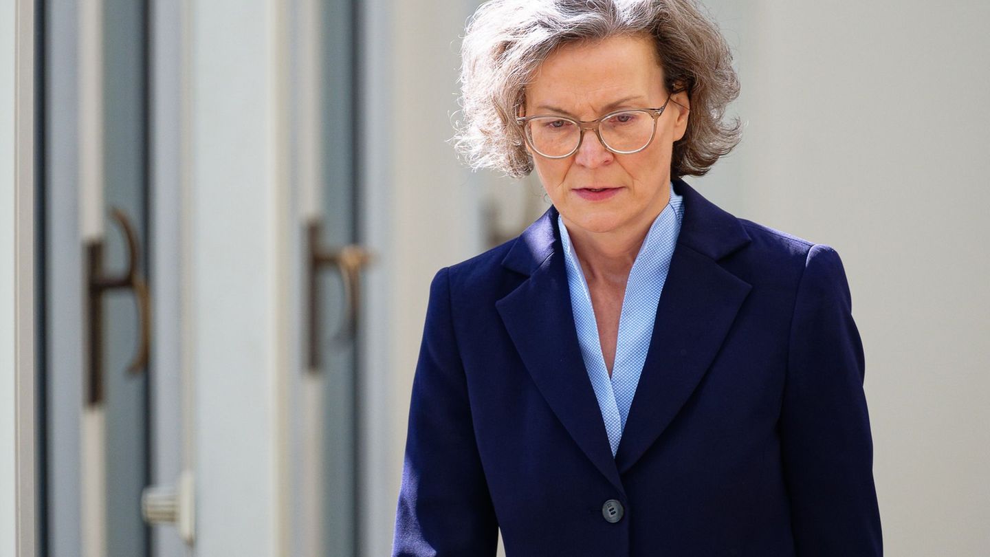 Der CDU-Landesministerin Ina Scharrenbach wird vorgeworfen, in ihrem Ministerium eine von "Angst und Schrecken" geprägt Arbeitsa