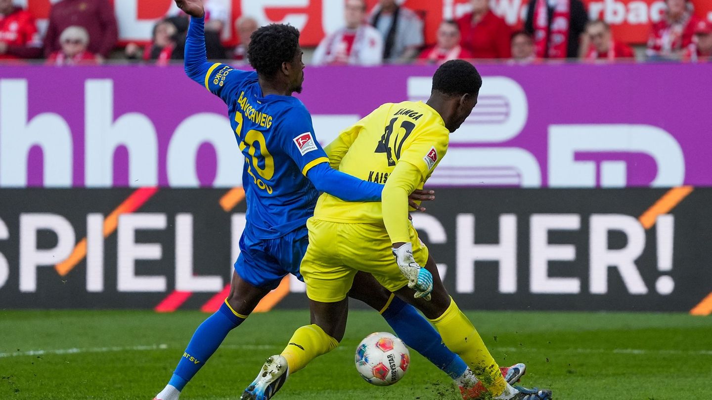 Braunschweigs Faride Alidou nimmt Kaiserslauterns Torwart Enis Kamga den Ball ab. Foto: Marc Schüler/dpa