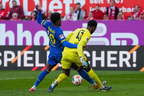 Braunschweigs Faride Alidou nimmt Kaiserslauterns Torwart Enis Kamga den Ball ab. Foto: Marc Schüler/dpa