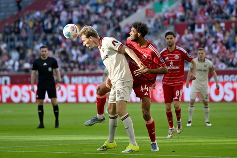 Vincent Vermeij von Dynamo Dresden ist eher am Ball als Elias Egouli von Fortuna Düsseldorf. Foto: Anke Waelischmiller/dpa