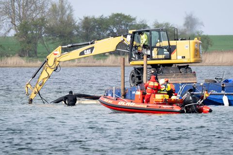Helfer einer privaten Initiative wollen eine Rinne vom Liegeplatz des gestrandeten Wals zum tiefen Fahrwasser graben. Foto: Phil