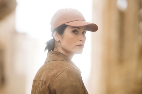 Kate Henderson (Gemma Arterton) hat auch ein Privatleben in London – mit Mann und zwei Kindern. Weil die Eltern allerdings beide stressige Jobs haben und sich ständig auf Abruf befinden, findet das Familienleben der Hendersons eher zwischen zwei Schlucken Kaffee statt.