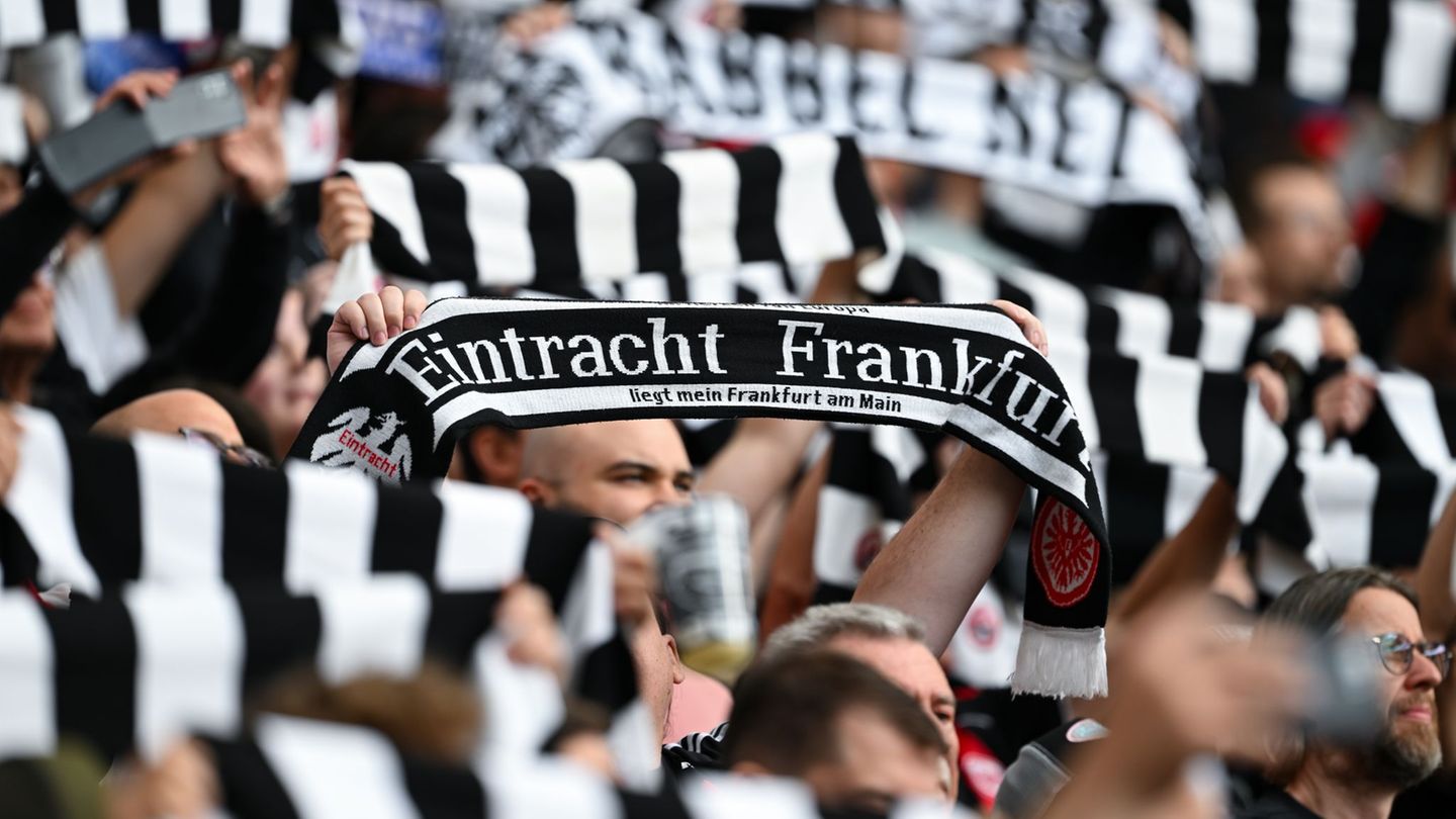 Eintracht Frankfurt hofft beim FC Augsburg auf etwas Zählbares. (Archivbild) Foto: Florian Wiegand/dpa