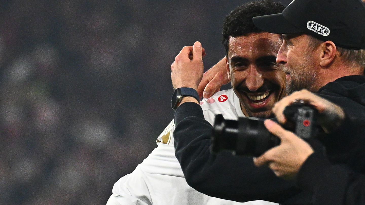 Wollen auch gegen Bremen wieder gemeinsam jubeln: Tiago Tomas und Sebastian Hoeneß vom VfB Stuttgart. Foto: Tom Weller/dpa