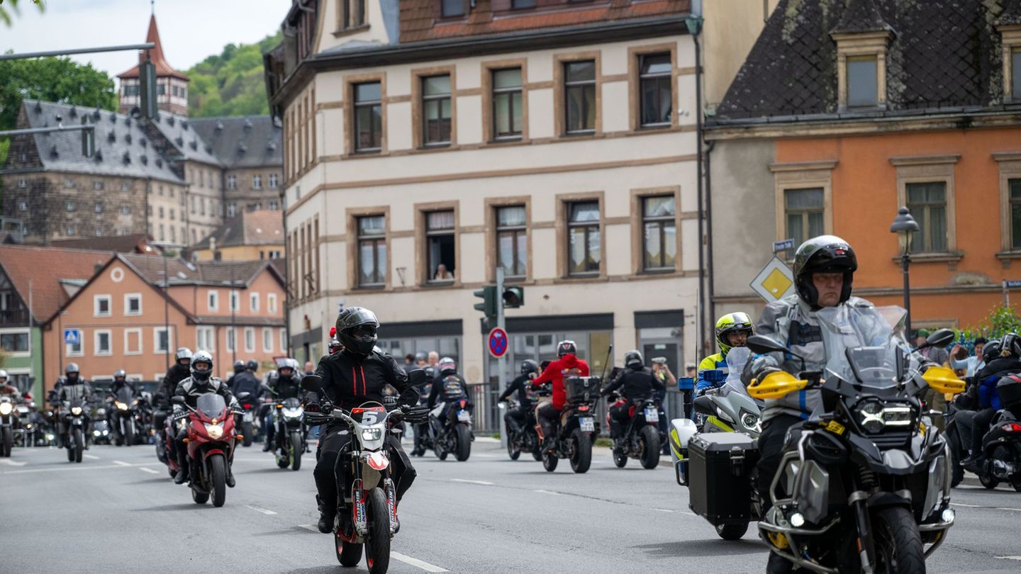 Kulmbach ist im Frühjahr Schauplatz der großen Motorradsternfahrt. (Archivbild) Foto: Pia Bayer/dpa