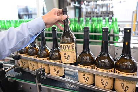 Der Handel zögert noch bei der Einführung von 0,75 Liter Mehrweg-Weinflaschen. (Archivbild) Foto: Bernd Weißbrod/dpa