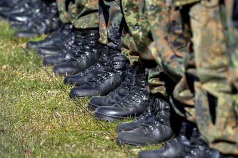 Noch bis Donnerstag trainieren rund 850 Soldatinnen und Soldaten bei einer Großübung der Bundeswehr in Baden-Württemberg und Rhe