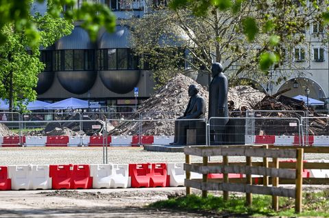 Die Bronzefiguren von Karl Marx und Friedrich Engels sind während der Bauarbeiten nicht zugänglich. Foto: Jens Kalaene/dpa