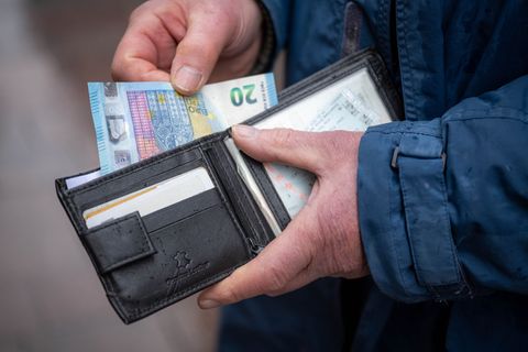 Wer die Insel Hiddensee besucht, sollte derzeit vorher genügend Bargeld einstecken. (Symbolbild) Foto: Sina Schuldt/dpa