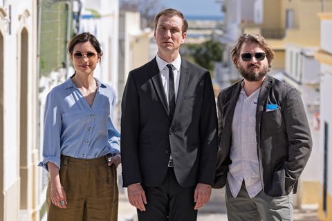 Die drei Kollegen entdecken auf einem abgelegenen Hof eine Männerleiche mit einer Vogelfeder im linken Auge. (Handout) Foto: Kat