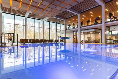 Die Sprudelhof Therme Bad Nauheim ist nicht die einzige Therme in Hessen, die auf Altersbeschränkungen setzt. (Archivbild) Foto: