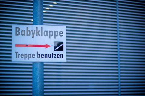 Wenn ein neugeborenes Kind in eine Babyklappe gelegt wird, dann wird über einen Alarm sofort das Klinikpersonal informiert. (Sym