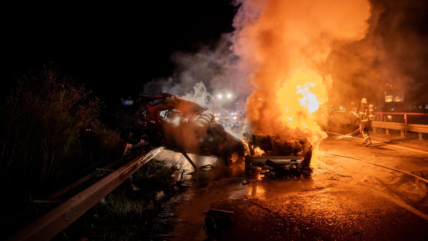 Unfälle: Auto brennt nach Zusammenstoß aus - ein Toter