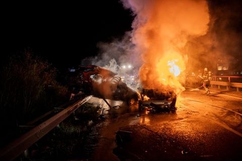 Ein Auto hat sich nach einem Zusammenstoß entzündet und steht in Vollbrand. Foto: Foto Hosser/dpa