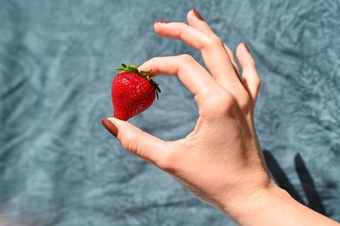 KI-generierte Fruchtvideos tauchen momentan bei Social Media auf. (Symbolbild) Foto: Katharina Kausche/dpa